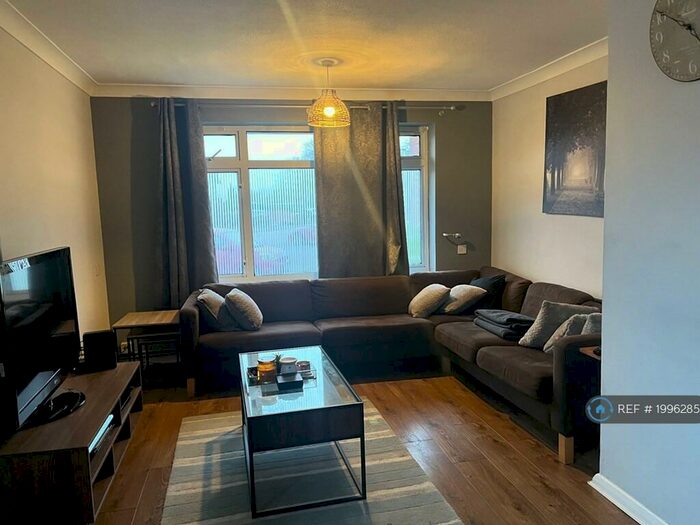 3 Bedroom Flat To Rent In Canberra Close, Chelmsford, CM1