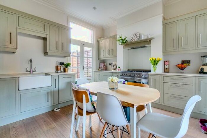 3 Bedroom Flat To Rent In Brooks Road, Chiswick, W4