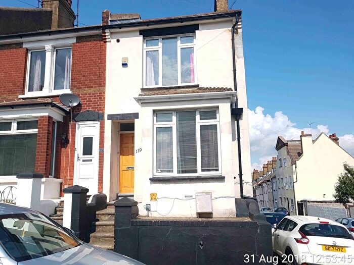 3 Bedroom End Of Terrace House To Rent In Cecil Road, Rochester, Kent, ME1