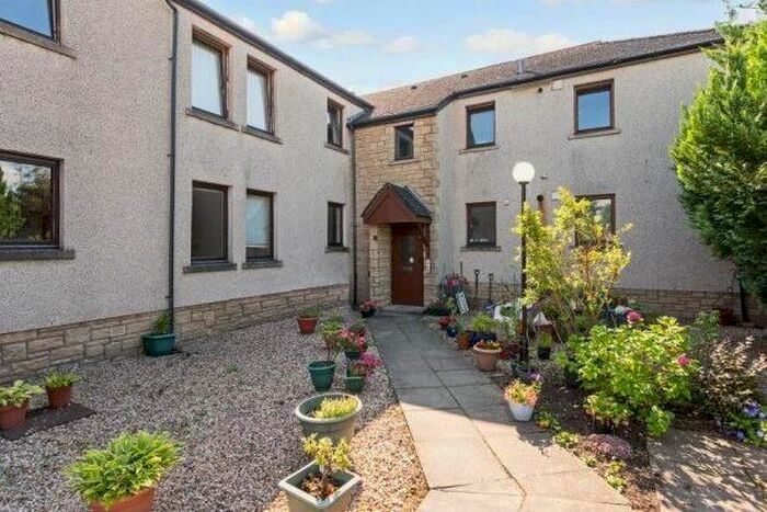 3 Bedroom Flat To Rent In Carsaig Court, Stirling, FK9