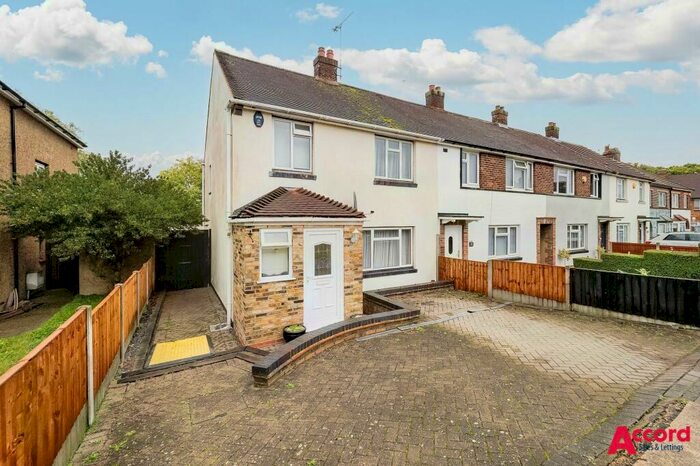 3 Bedroom End Of Terrace House To Rent In Ravensbourne Crescent, Romford, RM3