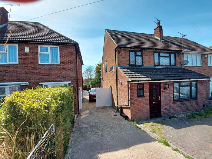 3 Bedroom Semi Detached House To Rent In Grampian Way, Luton, LU3