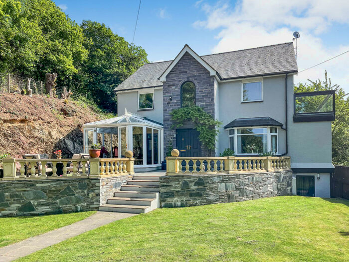 4 Bedroom Detached House For Sale In Iolyn Park, Conwy, Conwy, LL32