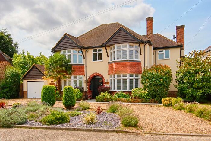 5 Bedroom Detached House To Rent In Clock House Close, Byfleet, KT14
