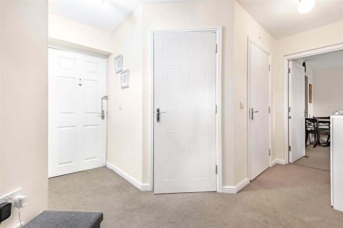 2 Bedroom Flat For Sale In Holyhead Mews, Cippenham, Slough, SL1