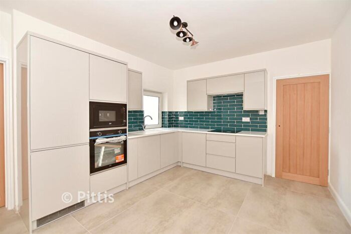 2 Bedroom Flat For Sale In Bernard Road, Cowes, Isle Of Wight, PO31