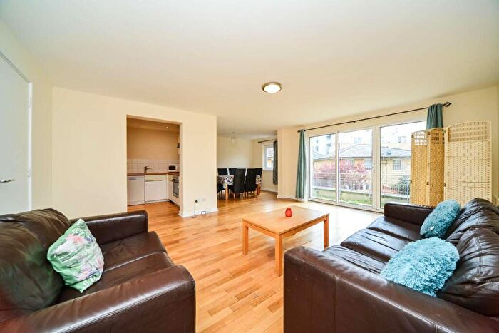 2 Bedroom Flat To Rent In Rogers Court, Canary Wharf, London, E14