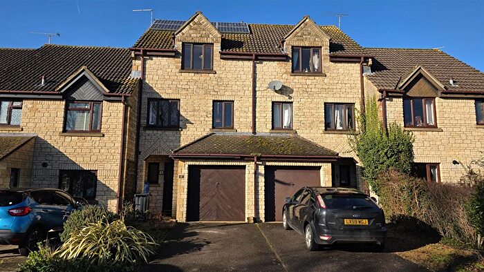 3 Bedroom Property To Rent In Hanstone Close, Cirencester, GL7