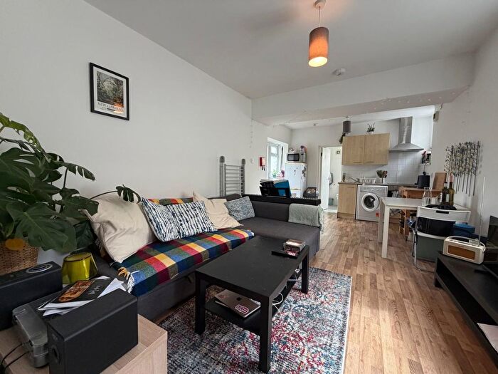 1 Bedroom Flat To Rent In Piercefield Place, Adamsdown, CF24