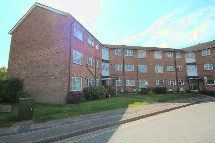 2 Bedroom Flat To Rent In Surrey Court, RH13