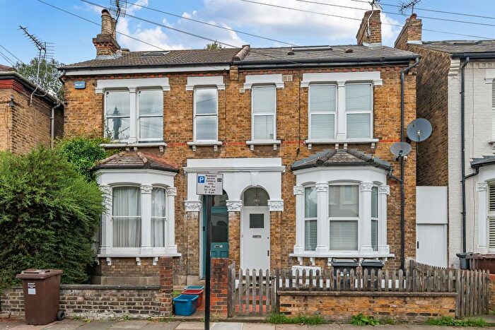 3 Bedroom Flat For Sale In Whitestile Road, Brentford, TW8