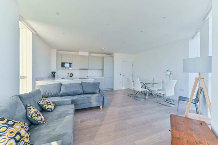 3 Bedroom Flat To Rent In Saffron Central Square, Croydon, CR0