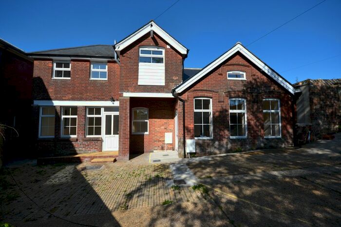 1 Bedroom Semi-Detached House To Rent In Crocker Street, Newport, PO30