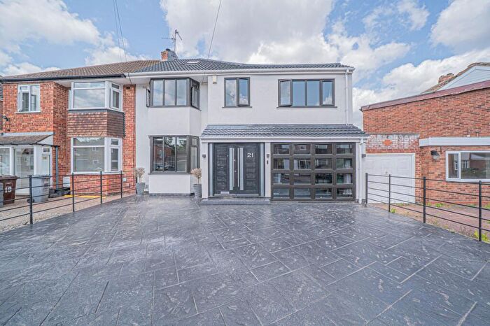 4 Bedroom Semi-Detached House For Sale In Leafield Road, Solihull, B92