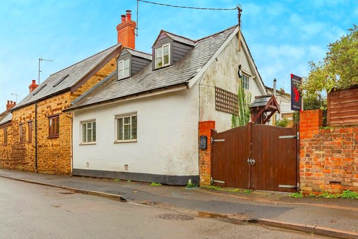 3 Bedroom Cottage For Sale In Stoke Road, Blisworth, Northampton, NN7