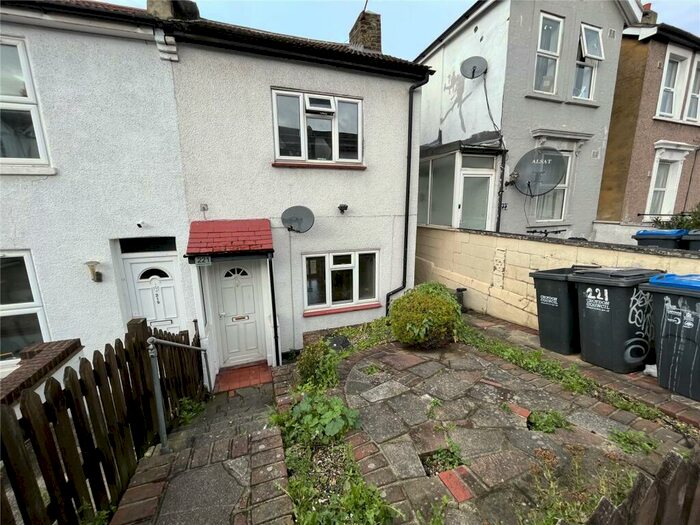 2 Bedroom End Of Terrace House To Rent In Whitehorse Road, Croydon, Surrey, CR0