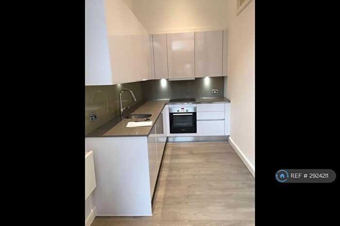 3 Bedroom Flat To Rent In Verona Apartments, Slough, SL1