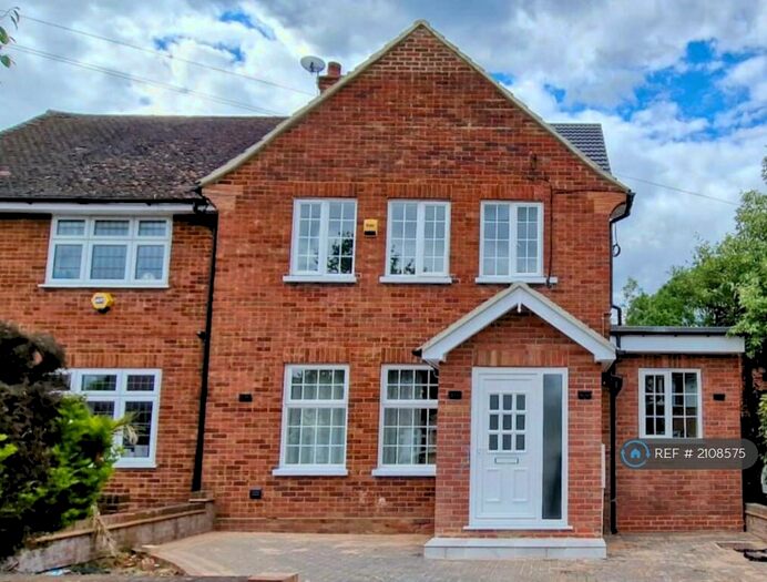 3 Bedroom Maisonette To Rent In Wentworth Drive, Pinner, HA5
