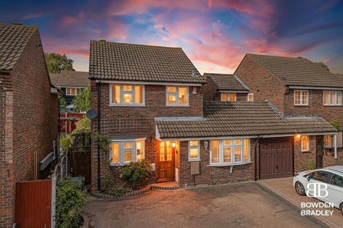 3 Bedroom Link Detached House For Sale In Owen Gardens, Woodford Green, IG8