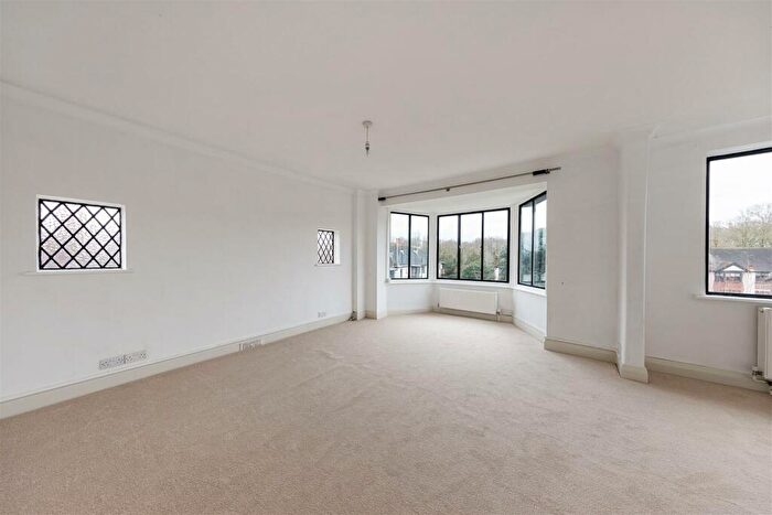 2 Bedroom Flat For Sale In Forest Court, Wanstead, E11