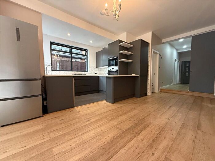 2 Bedroom Apartment To Rent In Sutton Road, London, N10