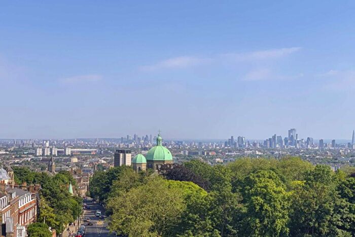 2 Bedroom Flat For Sale In Cholmeley Park, Highgate, N6