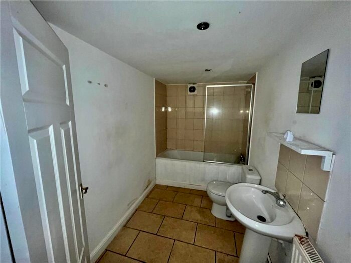 1 Bedroom Flat For Sale In A Cleveland Road, Huddersfield, West Yorkshire, HD1
