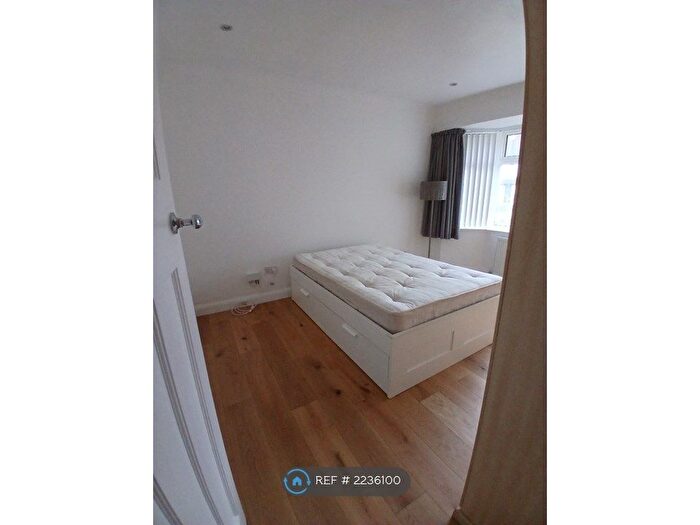 2 Bedroom Bungalow To Rent In Kingsmead, Barnet, EN5