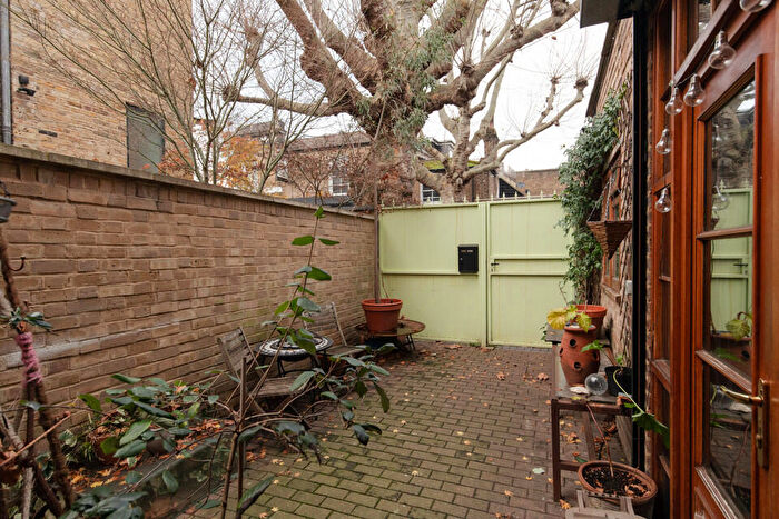 2 Bedroom Flat For Sale In Chadwick Road, Peckham Rye, SE15