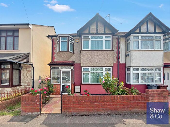 3 Bedroom End Terrace House For Sale In Victoria Avenue, Hounslow, TW3