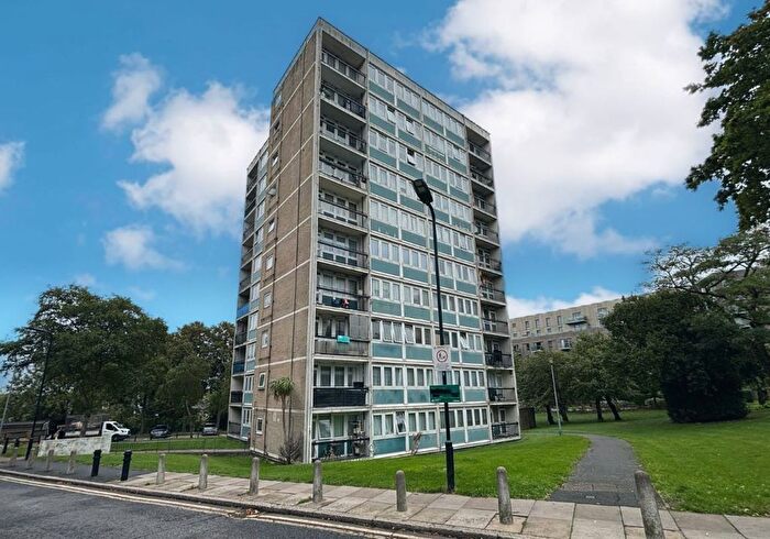 2 Bedroom Flat For Sale In Rowley Gardens, Finsbury Park, London, N4