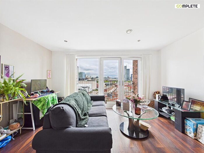 1 Bedroom Flat For Sale In Rivergate House, Wilburn Basin, M5