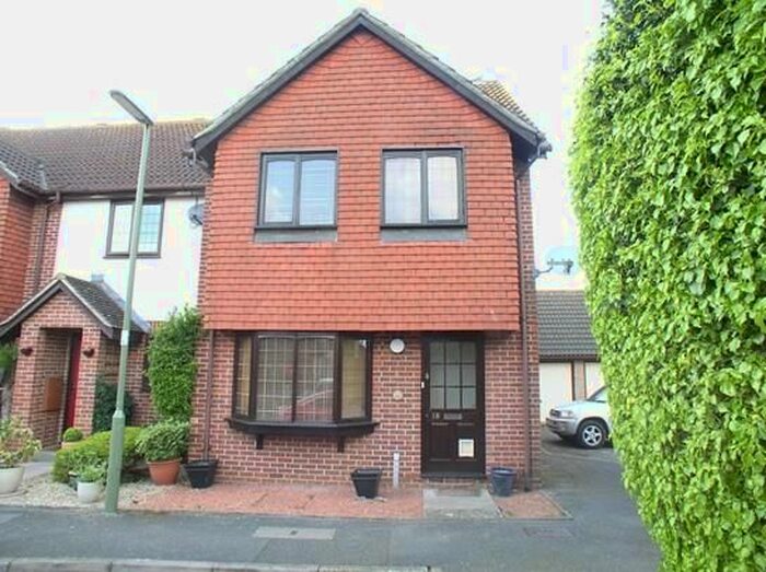 3 Bedroom End Of Terrace House To Rent In Armstrong Close, Walton On Thames, Surrey, KT12