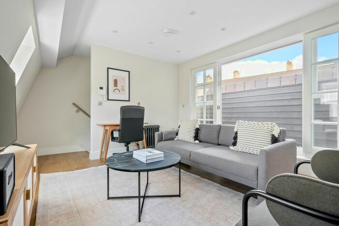 3 Bedroom Flat To Rent In Waterloo, SE1