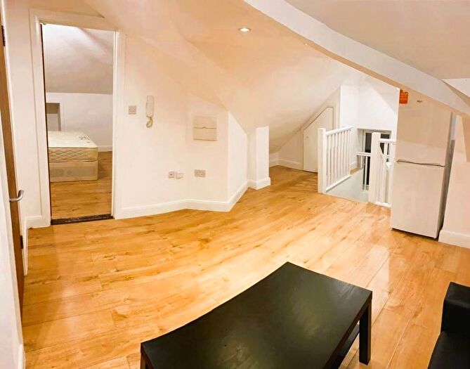 1 Bedroom Flat To Rent In Flat, High Street New Malden, KT3