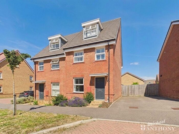 3 Bedroom Town House For Sale In Wallis Drive, Leighton Buzzard, Bedfordshire, LU7