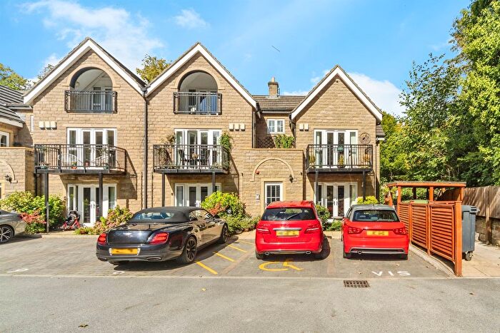 2 Bedroom Flat For Sale In Shadwell Lane, Leeds, LS17