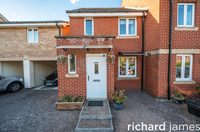3 Bedroom End Of Terrace House For Sale In Padstow Road, Churchward, Swindon, SN2