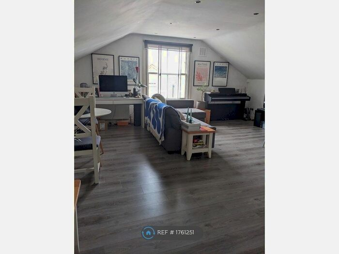 1 Bedroom Flat To Rent In Top Floor, London, W12