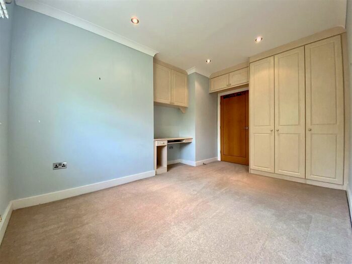 2 Bedroom Flat For Sale In Church Tower View, Huddersfield, HD3