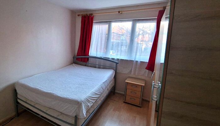 1 Bedroom Flat To Rent In Pavilion Way, Edgware, HA8