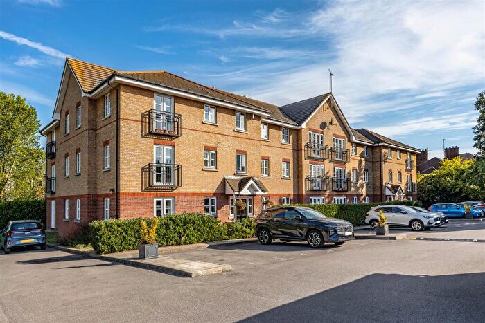 2 Bedroom Apartment For Sale In Ensign Close, Leigh-On-Sea, SS9