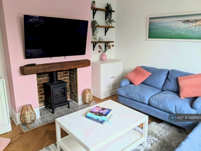 3 Bedroom Semi-Detached House To Rent In Newport Road, Cowes, PO31