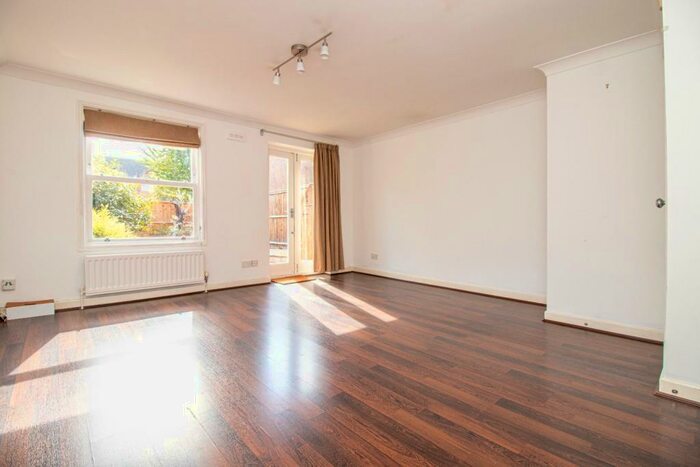 2 Bedroom Maisonette To Rent In Victoria Park Road, London, E9
