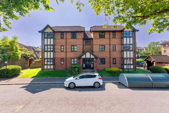 2 Bedroom Apartment To Rent In Chamberlain Place, Walthamstow, E17