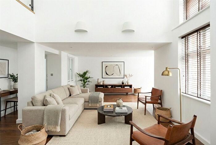 3 Bedroom Flat To Rent In Egerton Gardens, London, SW3