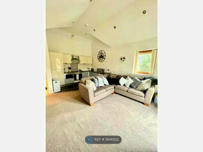 2 Bedroom Flat To Rent In The Green, Bingley, BD16