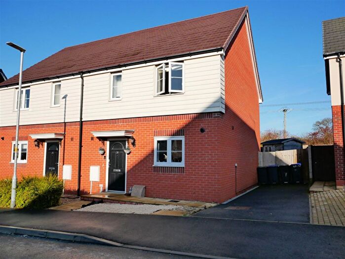 3 Bedroom Semi Detached House For Sale In Larkspur Drive, Calne, SN11