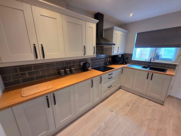 3 Bedroom Semi-detached House For Sale In Broadway, Dunscroft, DN7
