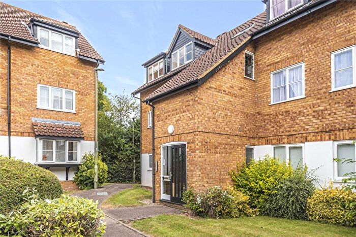 2 Bedroom Apartment For Sale In Boleyn Way, Barnet, EN5